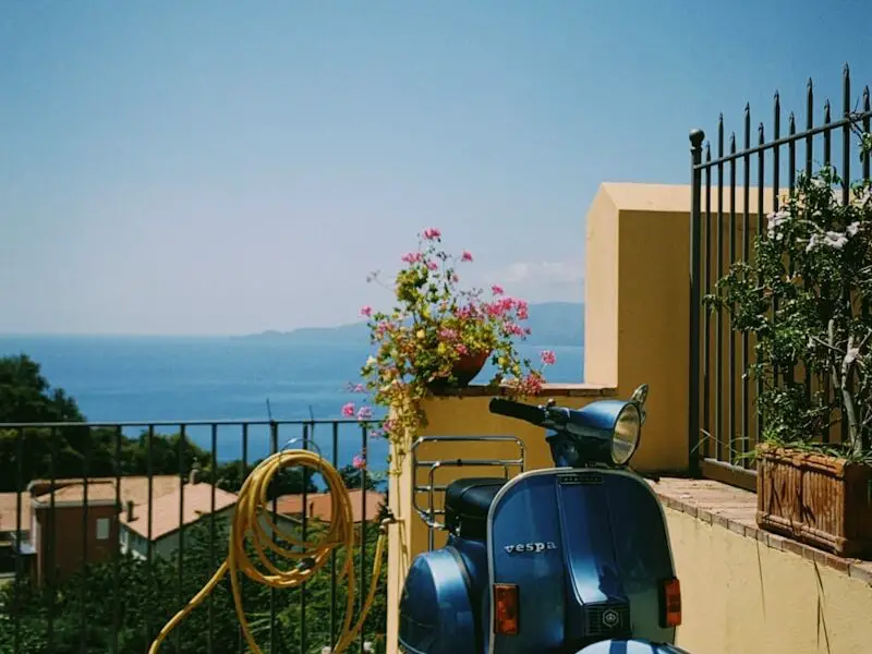 a scooter is parked on the side of a building